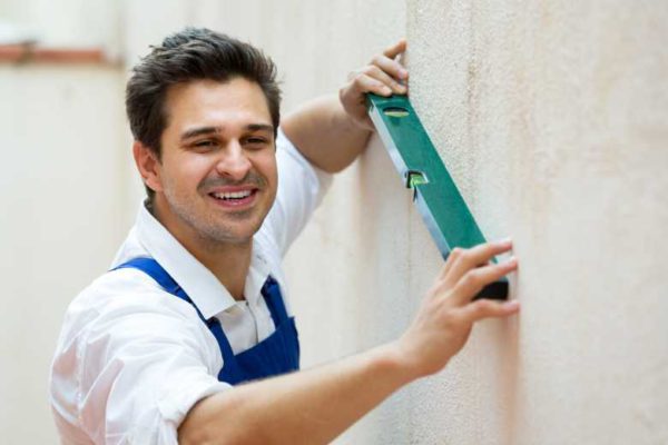 Выравнивание стен штукатуркой при ремонте квартиры